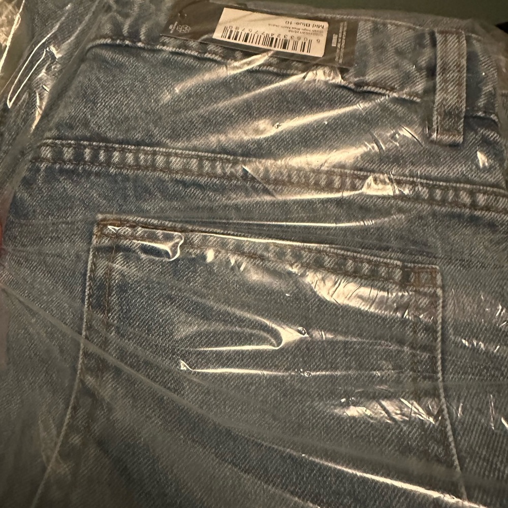 PrettyLittleThing Blue High Rise Jeans - Picture 4 of 4